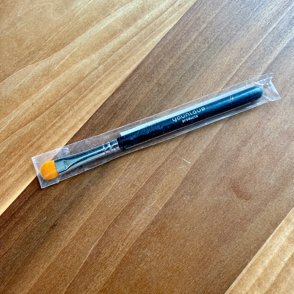 Younique Cream Shadow Brush NEW - Picture 2 of 4